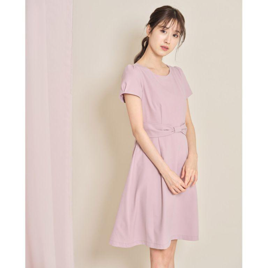 TOCCO closet(トッコクローゼット)の新品タグ付き　きちんと清らか♪ウエストりぼんモチーフ装飾パフスリーブワンピース レディースのワンピース(ひざ丈ワンピース)の商品写真