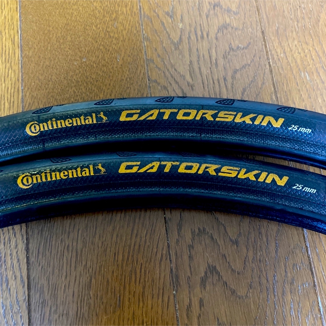 コンチネンタル(コンチネンタル)のContinental Gatorskin 25c 2本　おまけチューブ付き スポーツ/アウトドアの自転車(パーツ)の商品写真