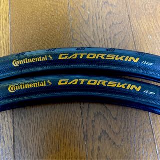 コンチネンタル(コンチネンタル)のContinental Gatorskin 25c 2本　おまけチューブ付き(パーツ)