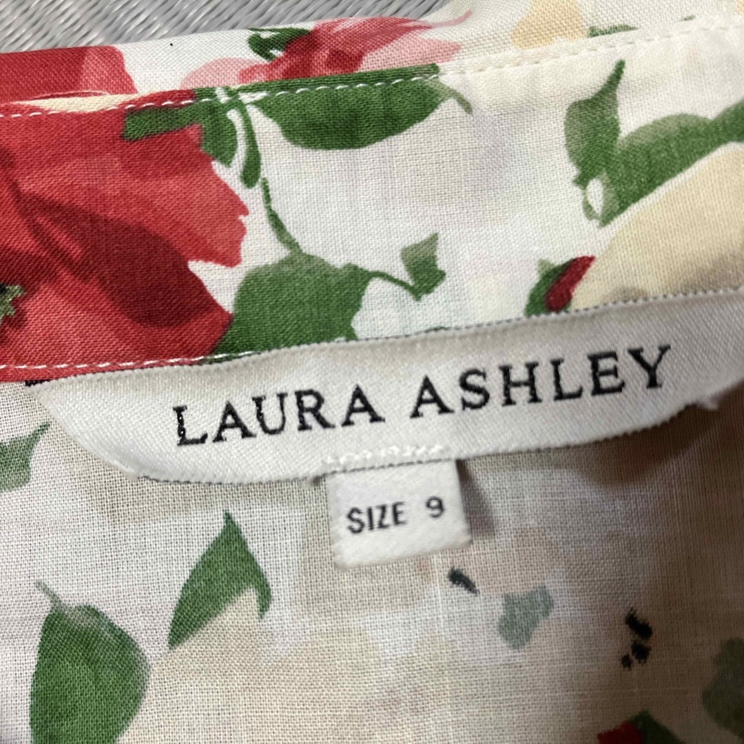 LAURA ASHLEY(ローラアシュレイ)のローラアシュレイ　シャツ　ブラウス　お花柄 レディースのトップス(シャツ/ブラウス(長袖/七分))の商品写真