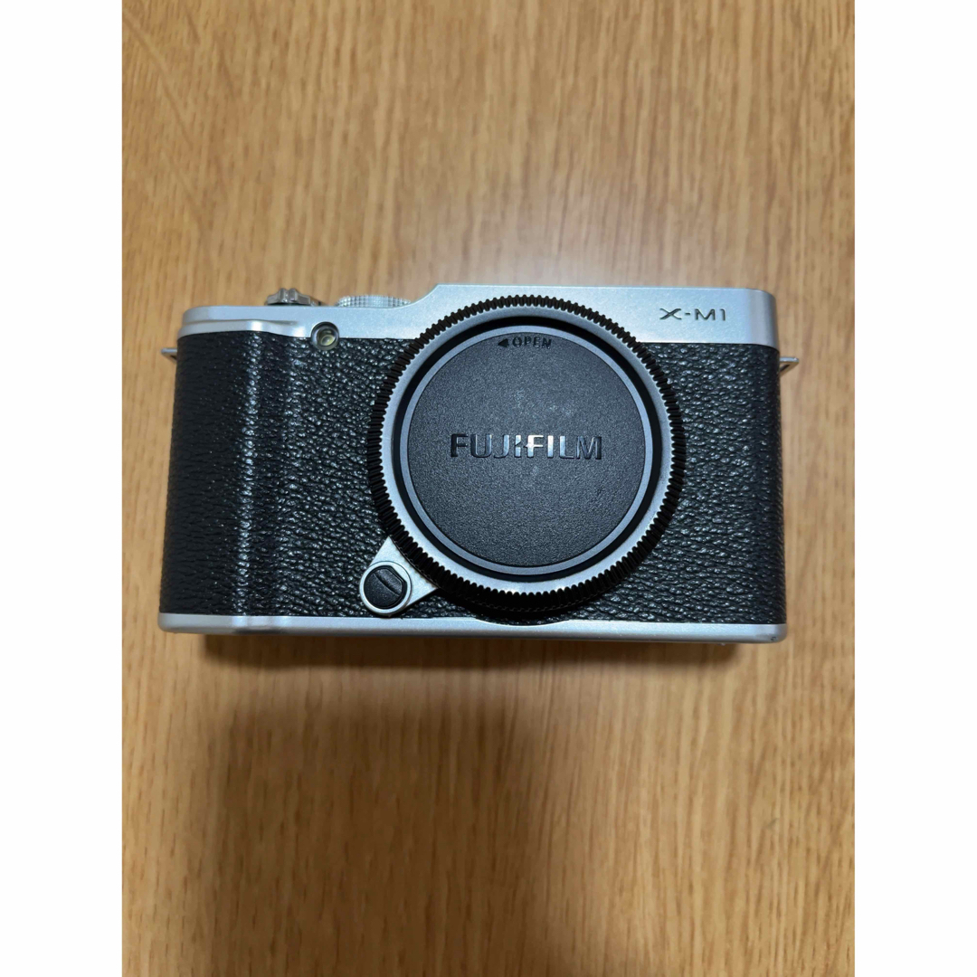 富士フイルム(フジフイルム)のFUJIFILM X-M1 シルバー スマホ/家電/カメラのカメラ(ミラーレス一眼)の商品写真