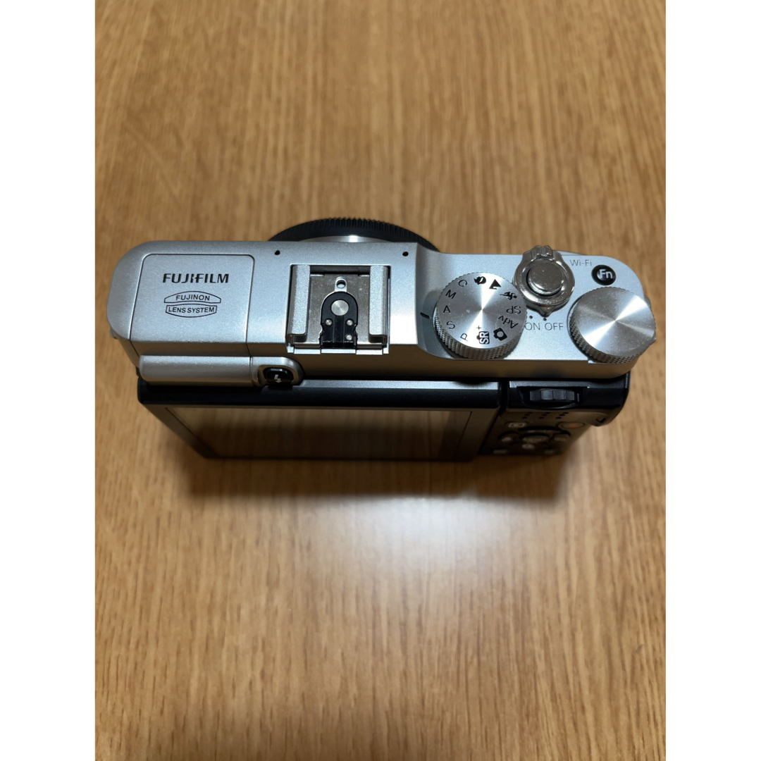 富士フイルム(フジフイルム)のFUJIFILM X-M1 シルバー スマホ/家電/カメラのカメラ(ミラーレス一眼)の商品写真