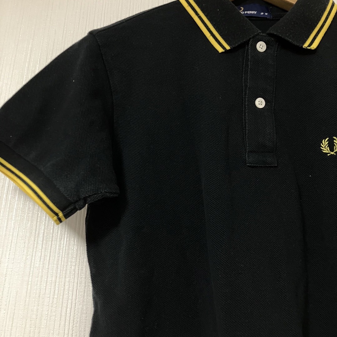 FRED PERRY(フレッドペリー)の【即売れ】フレッドペリー　ポロシャツ　黒　黄　日本製　Mサイズ　あのちゃん レディースのトップス(ポロシャツ)の商品写真