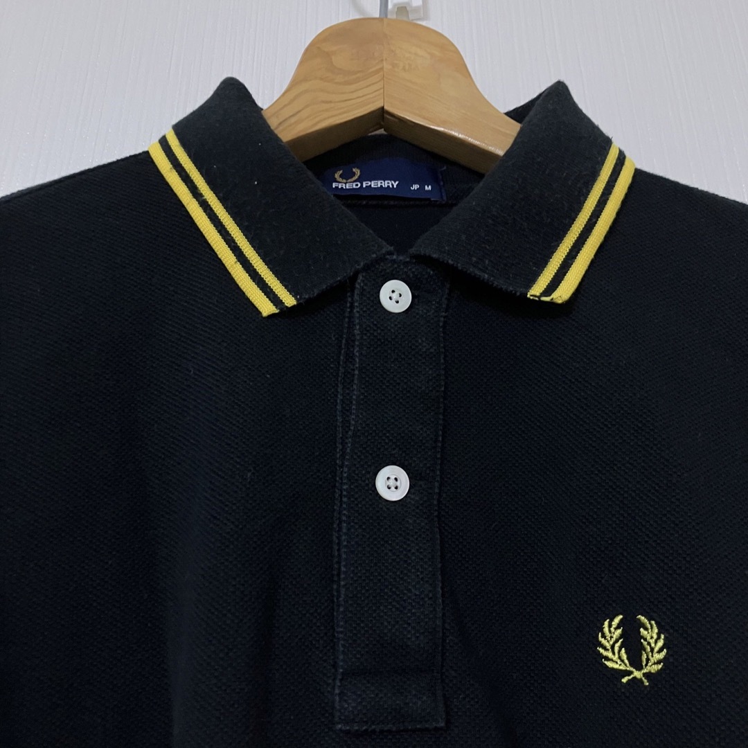 FRED PERRY(フレッドペリー)の【即売れ】フレッドペリー　ポロシャツ　黒　黄　日本製　Mサイズ　あのちゃん レディースのトップス(ポロシャツ)の商品写真