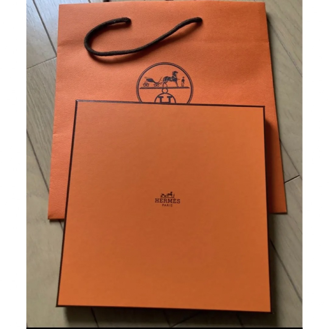 Hermes(エルメス)の新品未使用HERMES エルメススカーフ　カレ 90 《鐙の幻想》 レディースのファッション小物(バンダナ/スカーフ)の商品写真