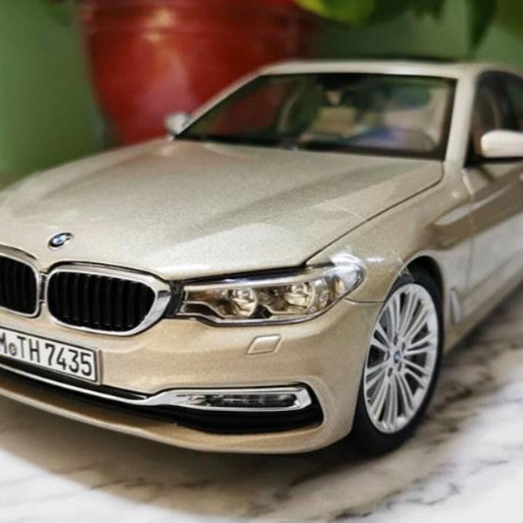 ミニカー 1/18 BMW 5 SERIES G38 2017 シャンパン | フリマアプリ ラクマ