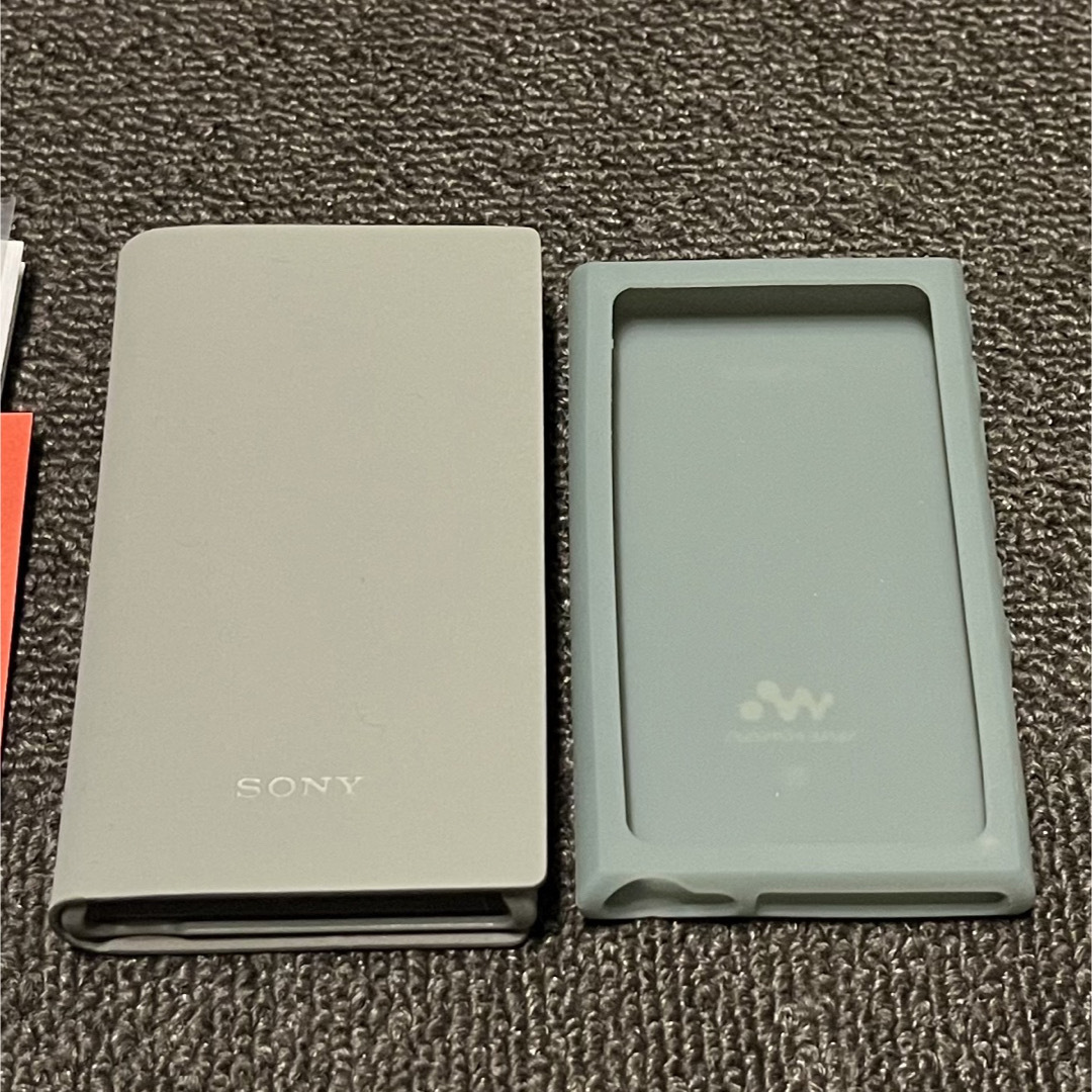 SONY(ソニー)のソニー ウォークマン NW-A106 32GB アッシュグリーン 純正ケース2個 スマホ/家電/カメラのオーディオ機器(ポータブルプレーヤー)の商品写真