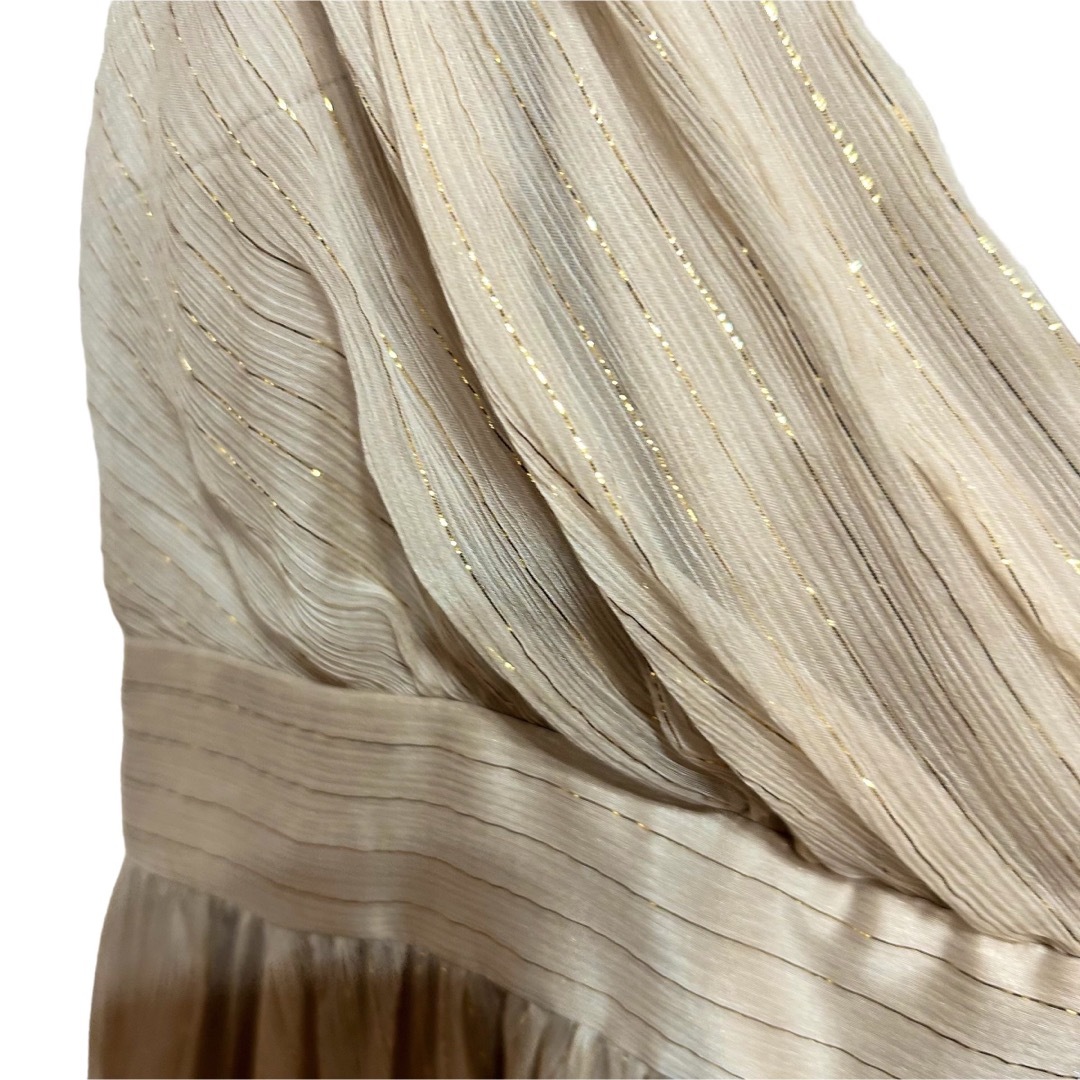 Grace Class(グレースクラス)の美品　グレースクラス　シルク　ベージュにゴールドのラメライン　パーティー レディースのフォーマル/ドレス(ミディアムドレス)の商品写真
