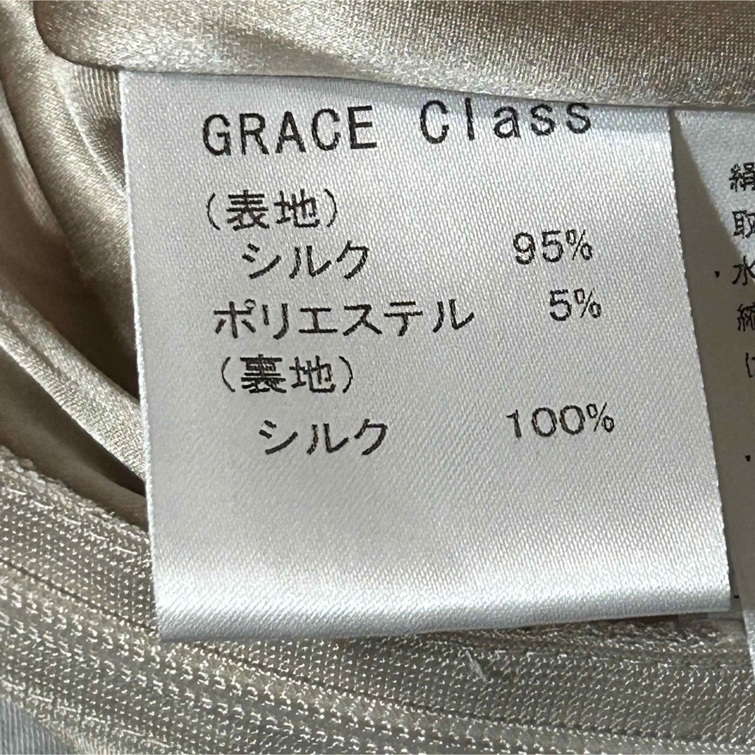 Grace Class(グレースクラス)の美品　グレースクラス　シルク　ベージュにゴールドのラメライン　パーティー レディースのフォーマル/ドレス(ミディアムドレス)の商品写真