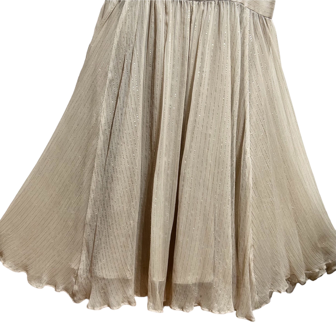 Grace Class(グレースクラス)の美品　グレースクラス　シルク　ベージュにゴールドのラメライン　パーティー レディースのフォーマル/ドレス(ミディアムドレス)の商品写真