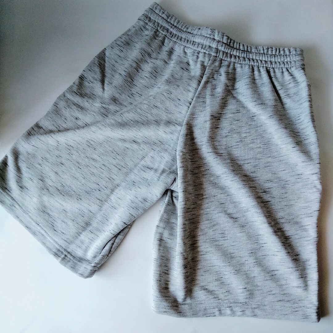 adidas(アディダス)の新品 グレー XL アディダス ショートパンツ ハーフパンツ メンズ スウェット メンズのパンツ(ショートパンツ)の商品写真