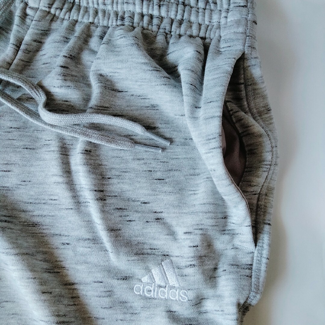 adidas(アディダス)の新品 グレー XL アディダス ショートパンツ ハーフパンツ メンズ スウェット メンズのパンツ(ショートパンツ)の商品写真