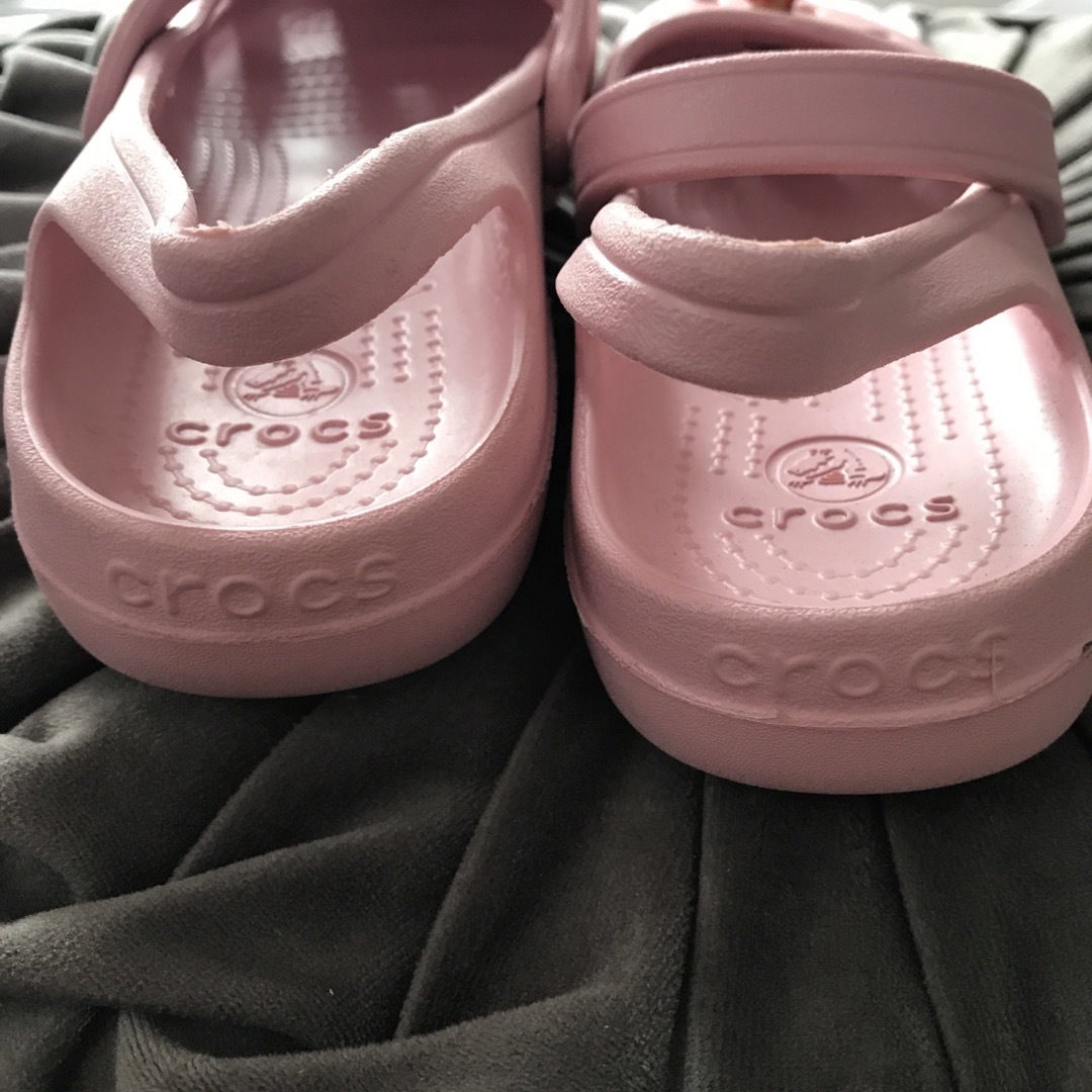 crocs(クロックス)の【新品】クロックス フラットシューズ W4（20㎝）ピンク キッズも　ジビッツ付 キッズ/ベビー/マタニティのキッズ靴/シューズ(15cm~)(サンダル)の商品写真