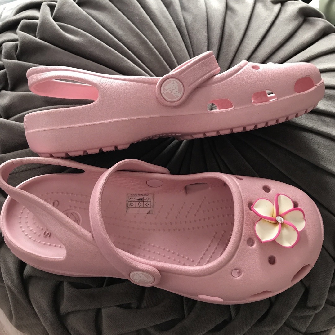 crocs(クロックス)の【新品】クロックス フラットシューズ W4（20㎝）ピンク キッズも　ジビッツ付 キッズ/ベビー/マタニティのキッズ靴/シューズ(15cm~)(サンダル)の商品写真