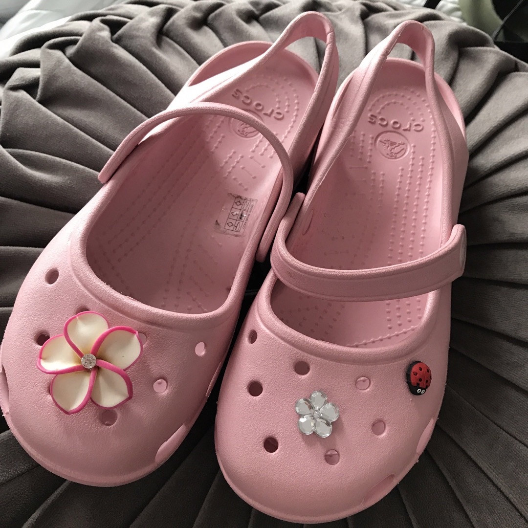 crocs(クロックス)の【新品】クロックス フラットシューズ W4（20㎝）ピンク キッズも　ジビッツ付 キッズ/ベビー/マタニティのキッズ靴/シューズ(15cm~)(サンダル)の商品写真