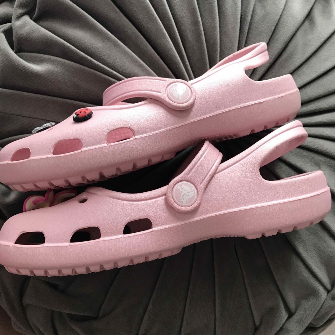 crocs(クロックス)の【新品】クロックス フラットシューズ W4（20㎝）ピンク キッズも　ジビッツ付 キッズ/ベビー/マタニティのキッズ靴/シューズ(15cm~)(サンダル)の商品写真