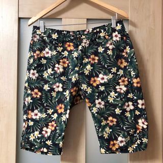 タケオキクチ(TAKEO KIKUCHI)の【美品】TAKEO KIKUCHI の花柄ショートパンツ(ショートパンツ)