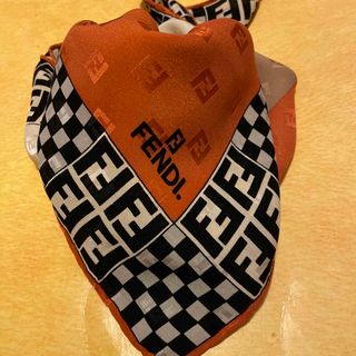 フェンディ(FENDI)の未使用　フェンディ シルクスカーフ　復活の　レトロモダン　オレンジが🔑(ハンカチ)