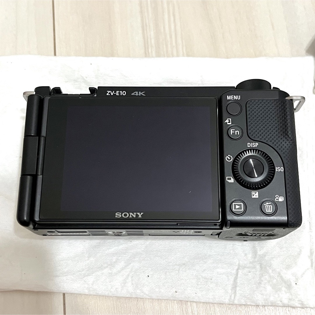 SONY(ソニー)の美品　VLOGCAM ZV-E10 ボディ ブラック スマホ/家電/カメラのカメラ(ミラーレス一眼)の商品写真