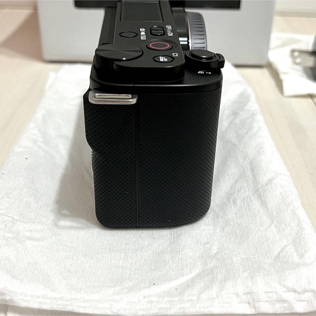 SONY(ソニー)の美品　VLOGCAM ZV-E10 ボディ ブラック スマホ/家電/カメラのカメラ(ミラーレス一眼)の商品写真