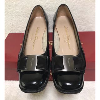 サルヴァトーレフェラガモ(Salvatore Ferragamo)の美品　フェラガモ  パンプス  エナメル　ブラック　6 1/2C(ハイヒール/パンプス)