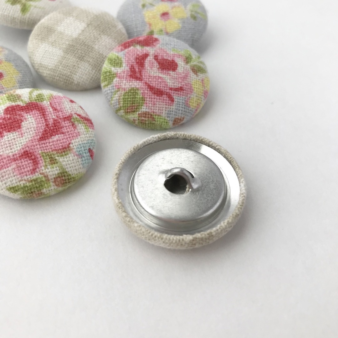 花柄くるみボタン　７コセット ハンドメイドの素材/材料(各種パーツ)の商品写真