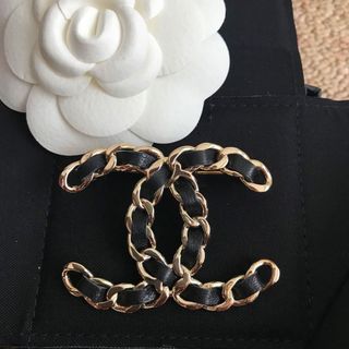 シャネル(CHANEL)のシャネル 19V ココマーク ラムスキン ブローチ 美品(ブローチ/コサージュ)