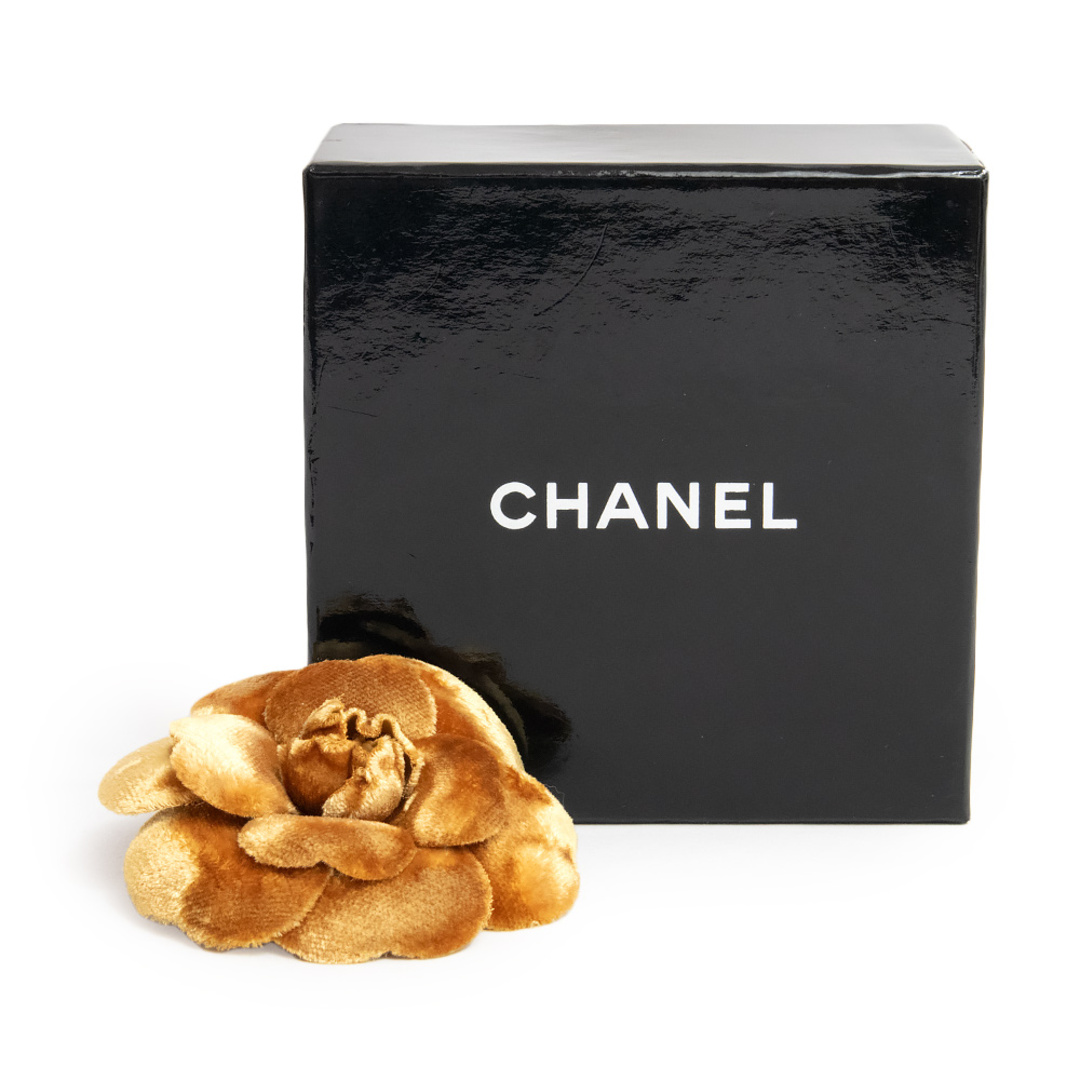 CHANEL(シャネル)のシャネル カメリア コサージュ ブローチ ベロア ライトブラウン 茶 CHANEL（新品同様品） レディースのアクセサリー(ブローチ/コサージュ)の商品写真