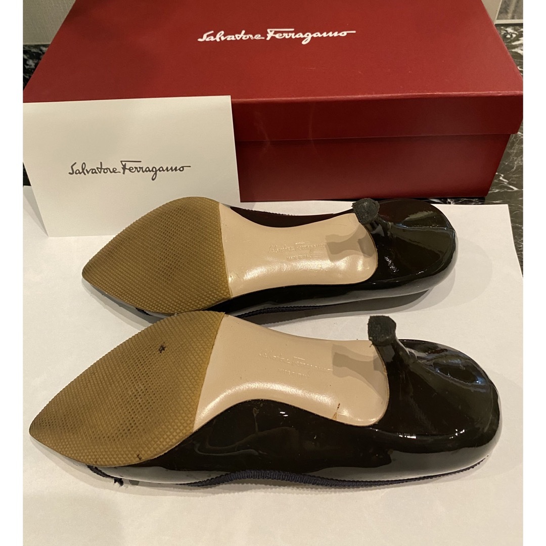 Salvatore Ferragamo(サルヴァトーレフェラガモ)のご専用です　フェラガモ　ネイビー　パンプス レディースの靴/シューズ(ハイヒール/パンプス)の商品写真