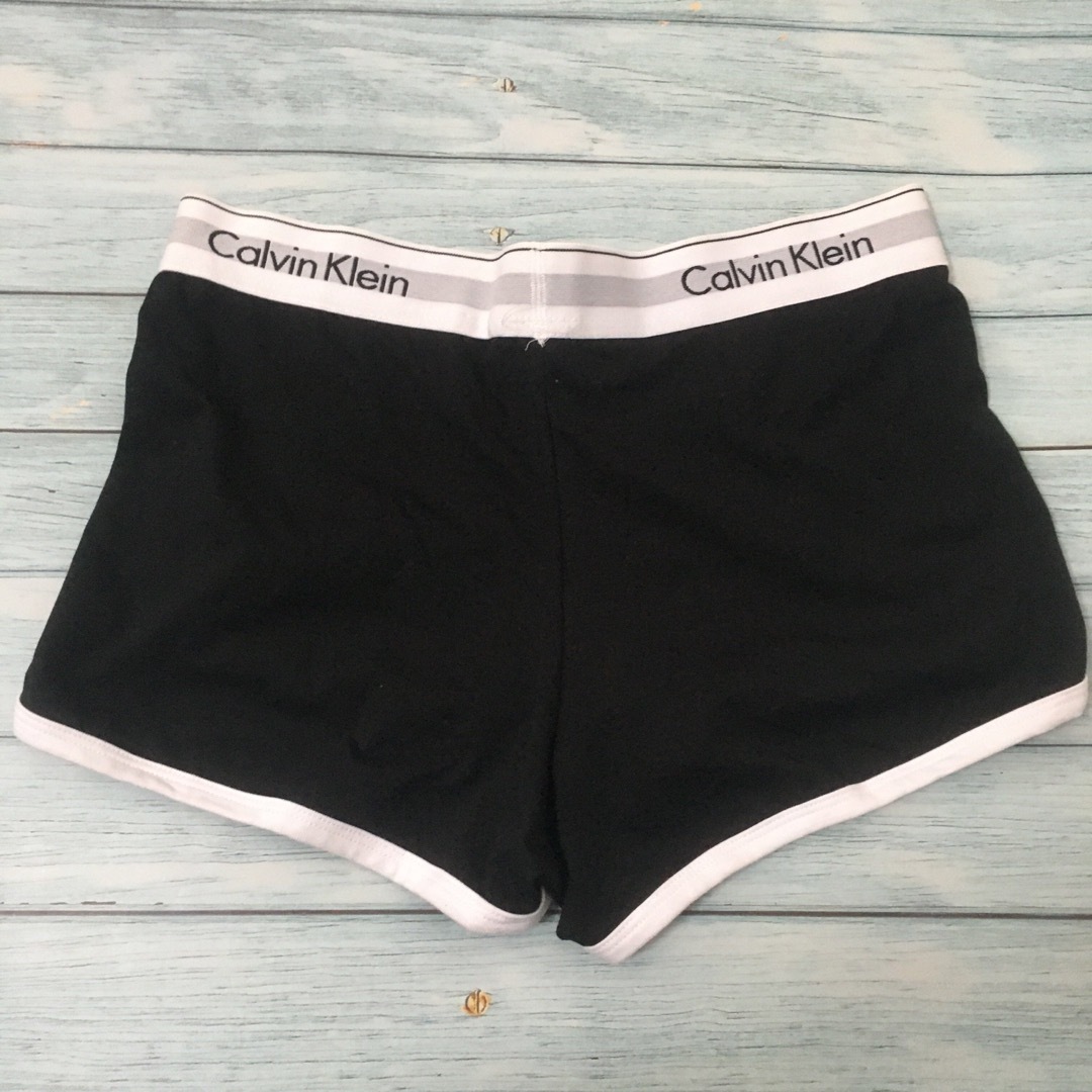Calvin Klein(カルバンクライン)のカルバンクライン　ショートパンツ　レディース　黒　Mサイズ レディースのパンツ(ショートパンツ)の商品写真