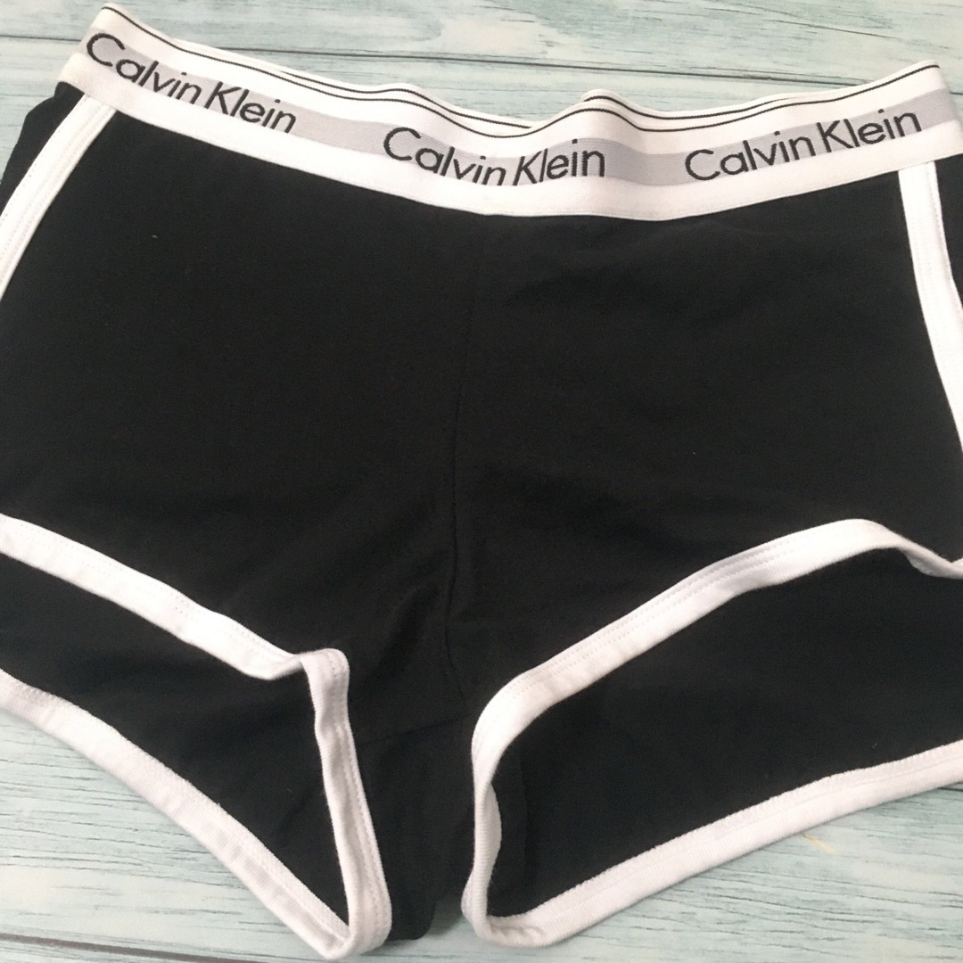 Calvin Klein(カルバンクライン)のカルバンクライン　ショートパンツ　レディース　黒　Mサイズ レディースのパンツ(ショートパンツ)の商品写真