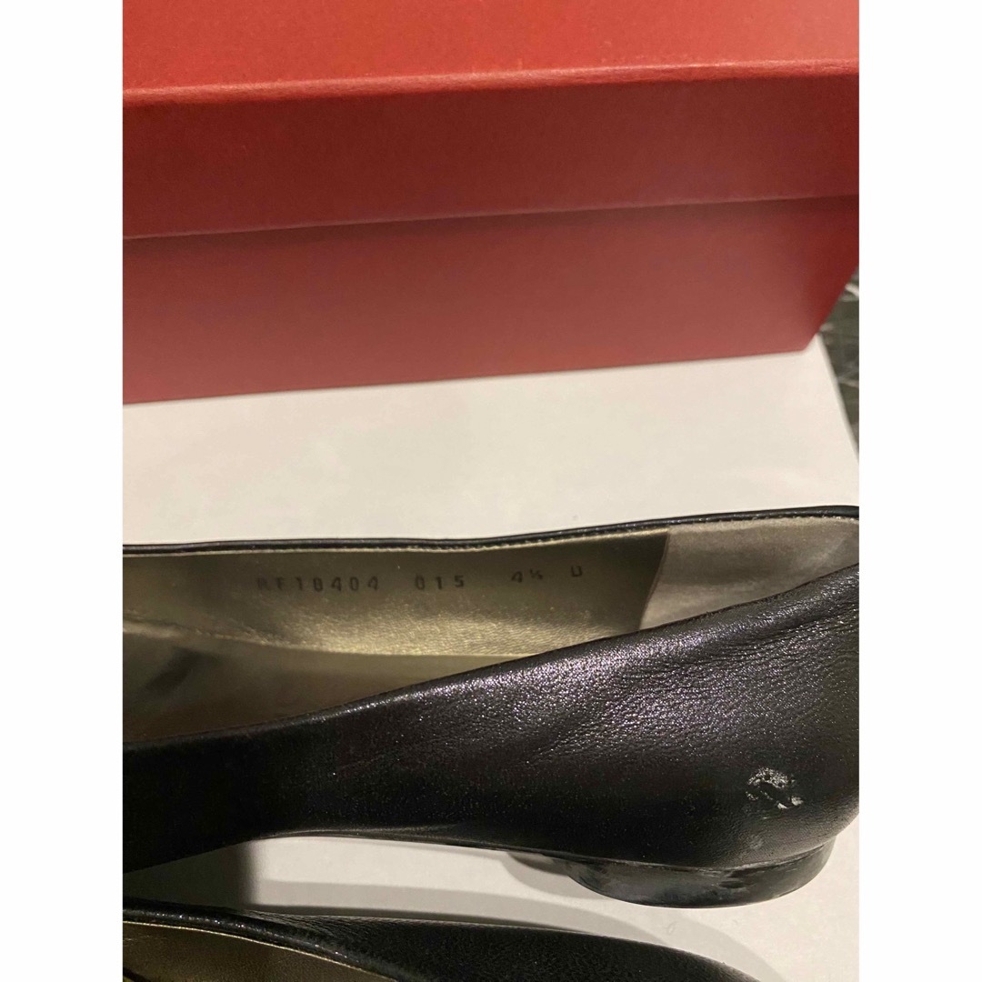 Salvatore Ferragamo(サルヴァトーレフェラガモ)のフェラガモ　ネイビー　ベージュ レディースの靴/シューズ(バレエシューズ)の商品写真
