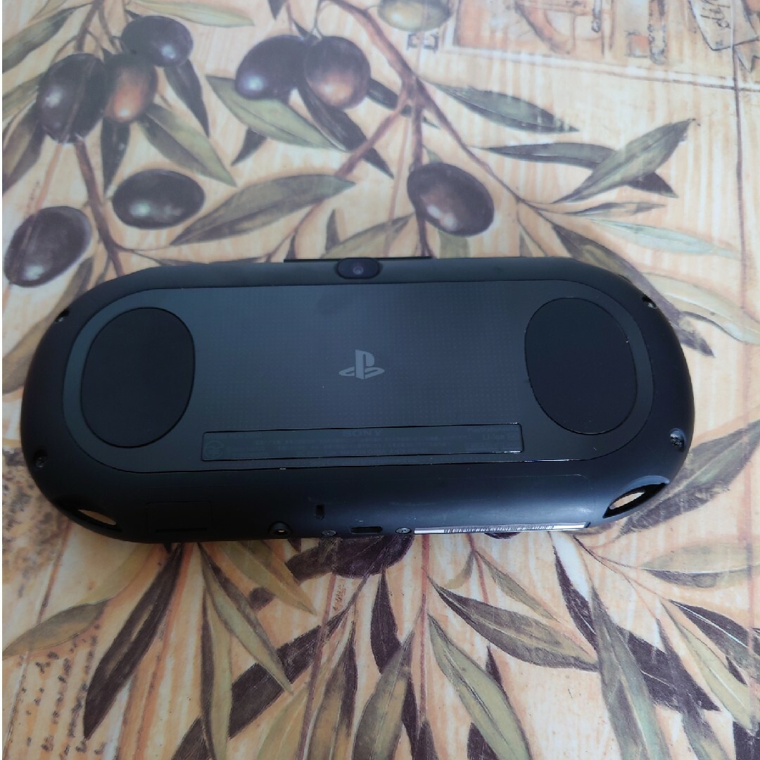PlayStation Vita(プレイステーションヴィータ)の「PlayStation®Vita（PCH-2000シリーズ） ブラック エンタメ/ホビーのゲームソフト/ゲーム機本体(携帯用ゲーム機本体)の商品写真