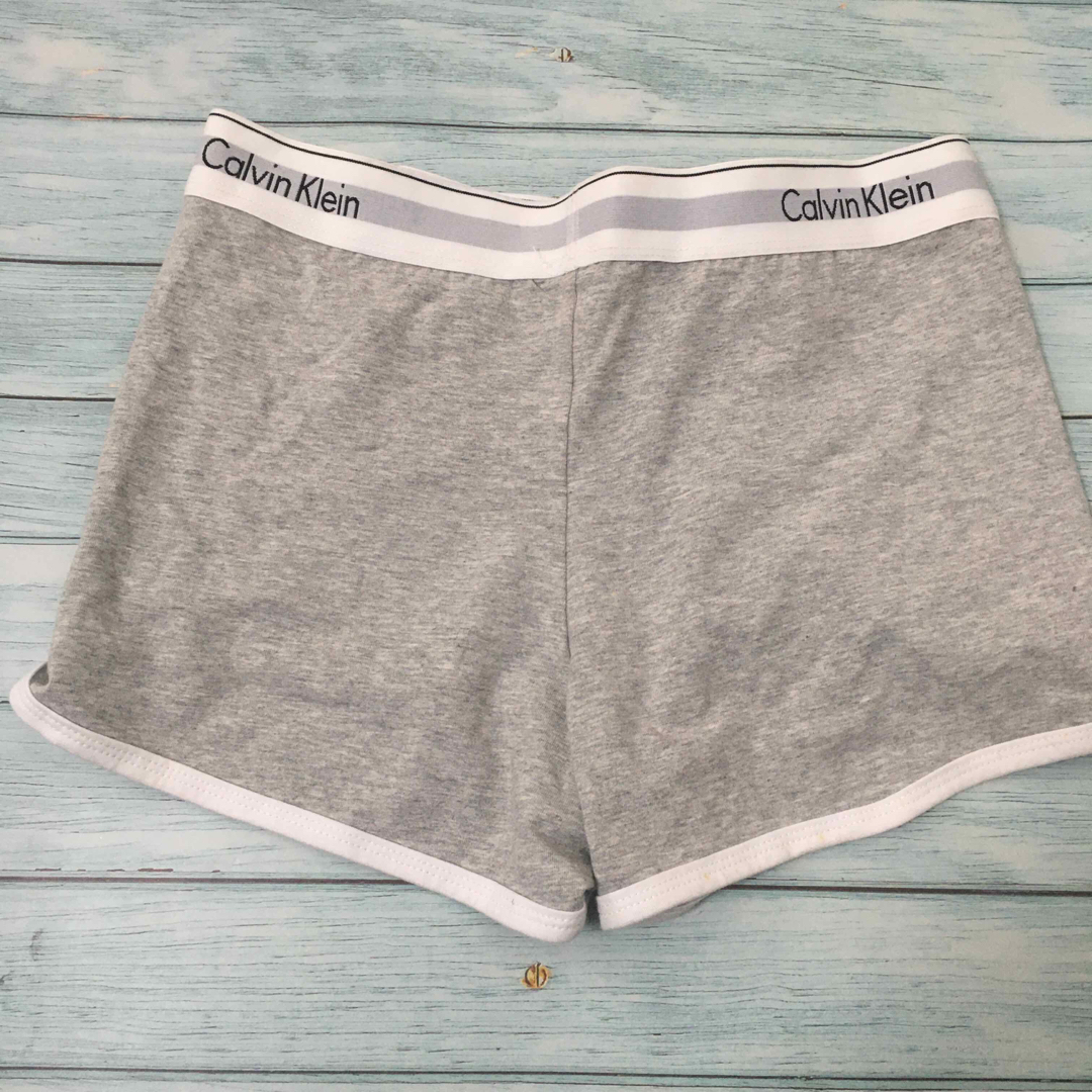 Calvin Klein(カルバンクライン)のカルバンクライン　ショートパンツ　レディース　灰　Lサイズ レディースのパンツ(ショートパンツ)の商品写真