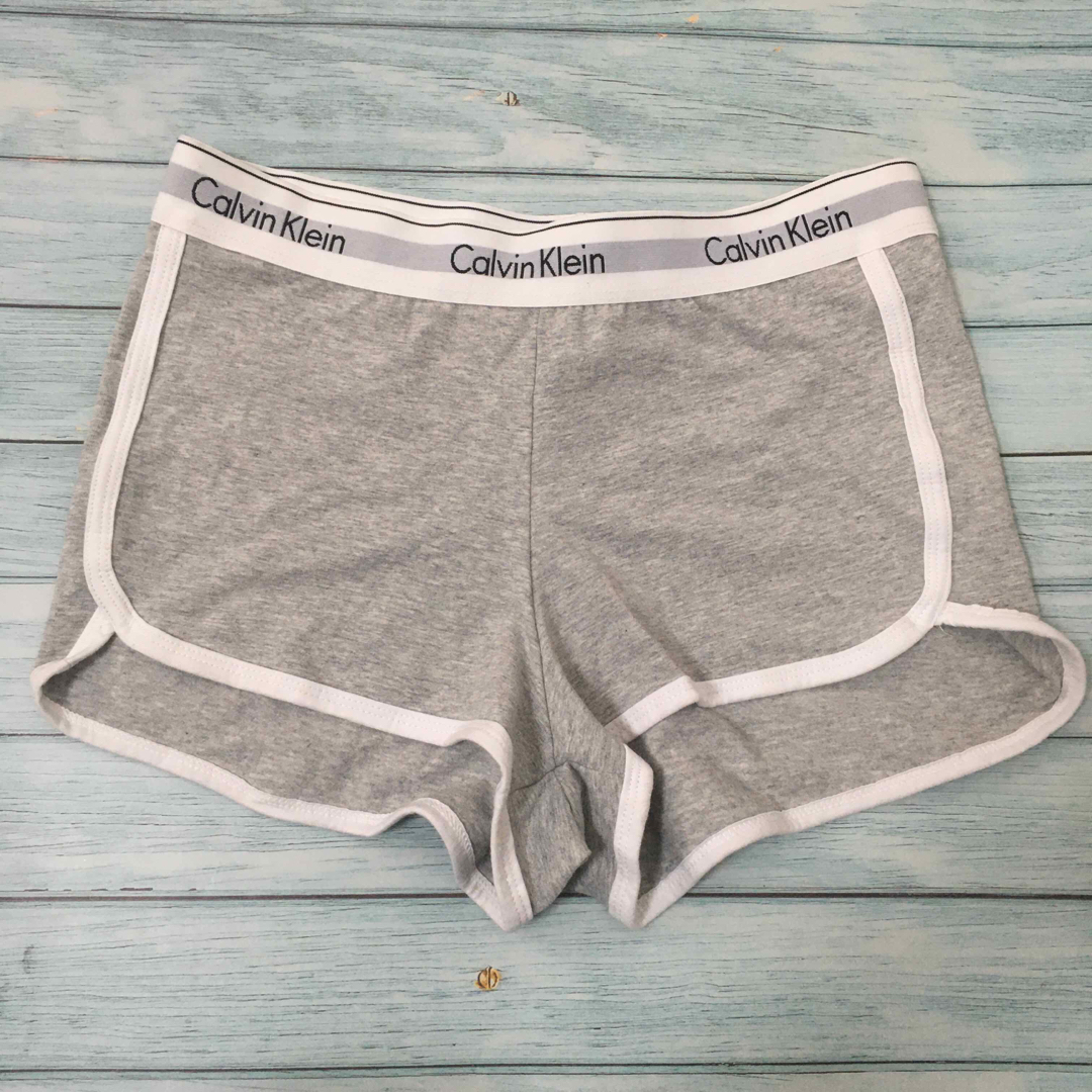 Calvin Klein(カルバンクライン)のカルバンクライン　ショートパンツ　レディース　灰　Lサイズ レディースのパンツ(ショートパンツ)の商品写真