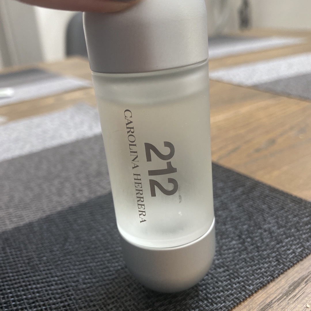 CAROLINA HERRERA(キャロライナヘレナ)のキャロライナへレラ212オードトワレ30ml コスメ/美容の香水(香水(女性用))の商品写真