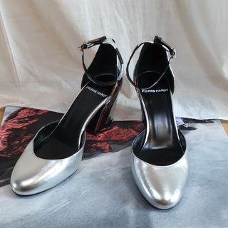 ピエールアルディ(PIERRE HARDY)のPIERRE HARDY　シルバー　サンダル　Size37(その他)