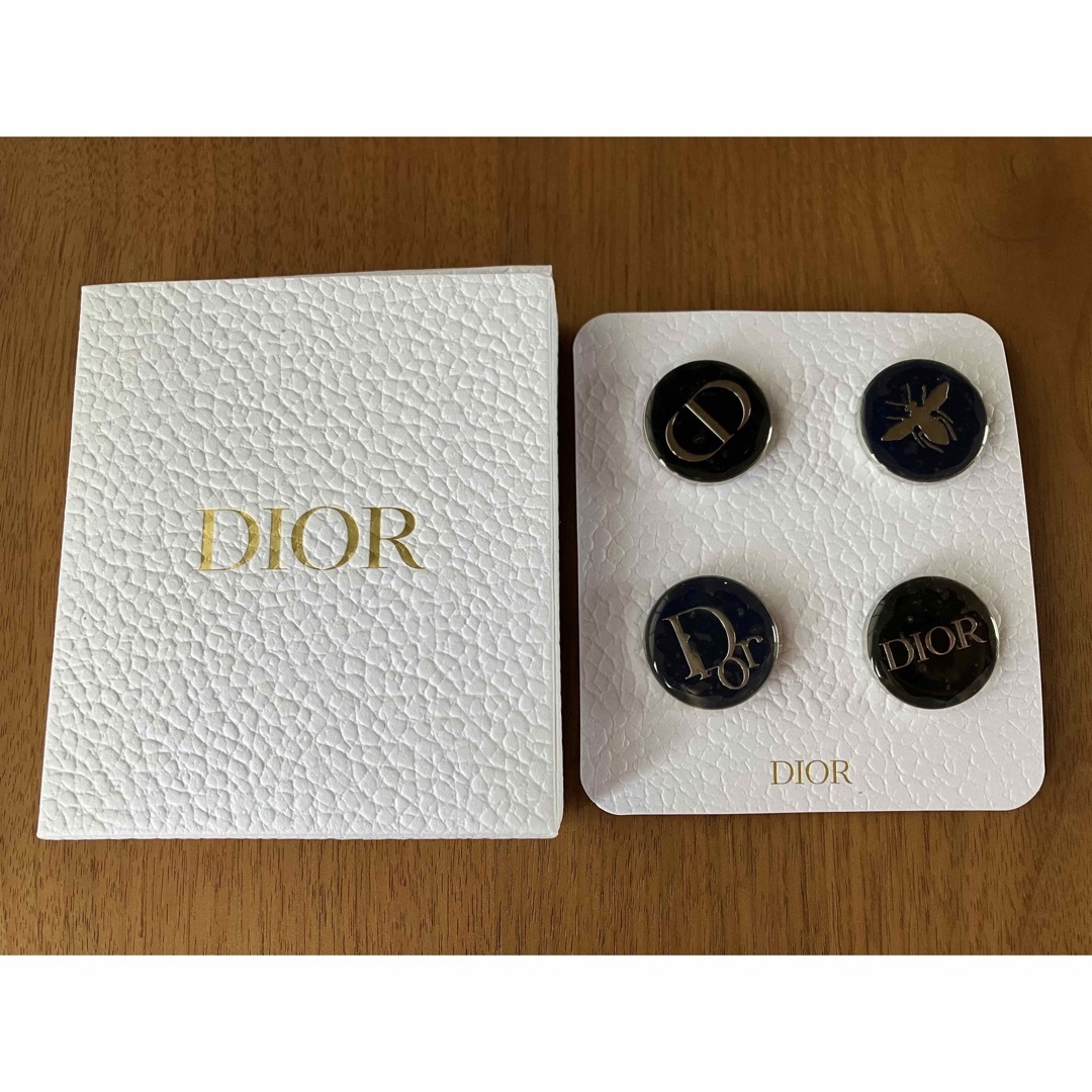 Dior(ディオール)の【新品未使用】Dior ノベルティピンバッジ エンタメ/ホビーのコレクション(ノベルティグッズ)の商品写真