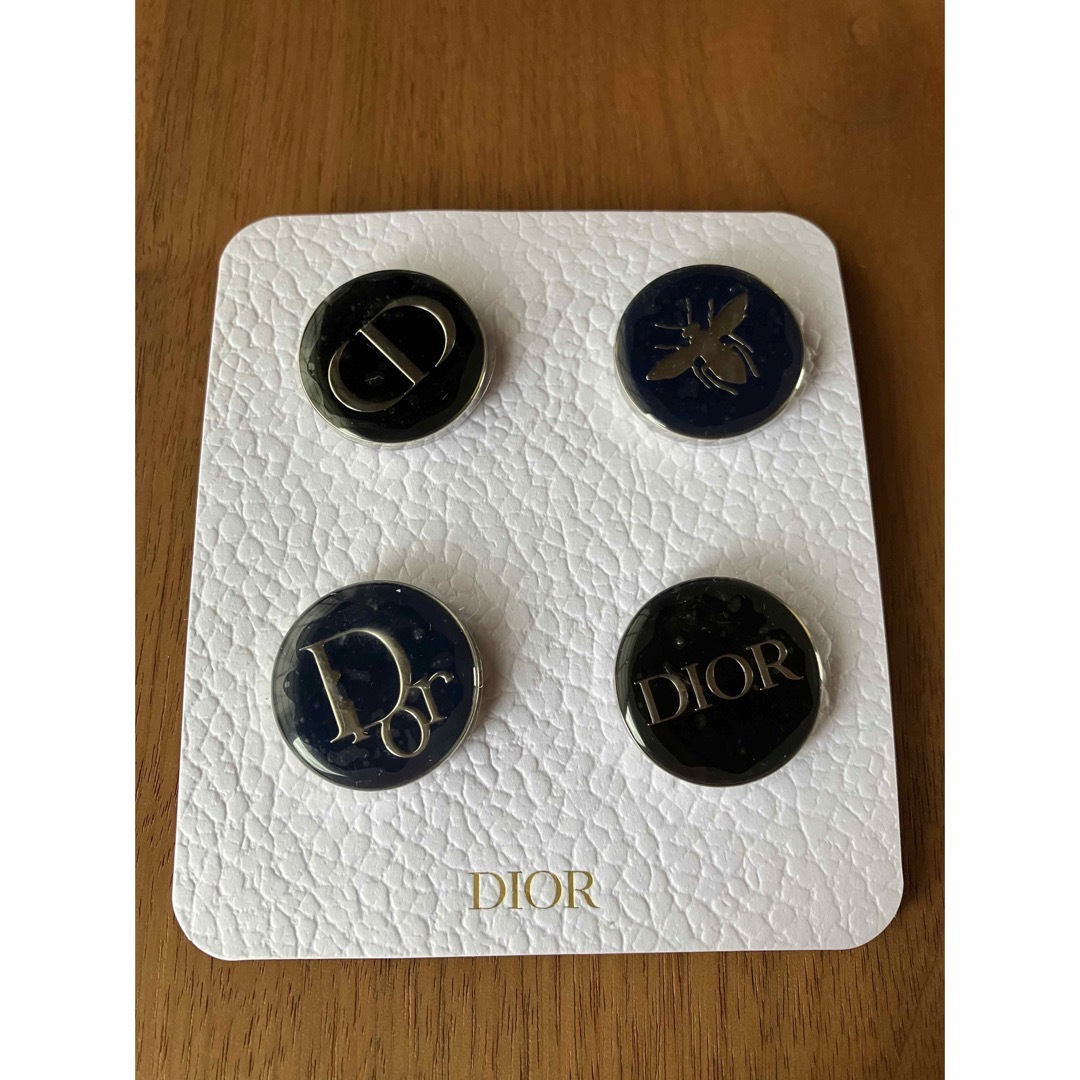 Dior(ディオール)の【新品未使用】Dior ノベルティピンバッジ エンタメ/ホビーのコレクション(ノベルティグッズ)の商品写真