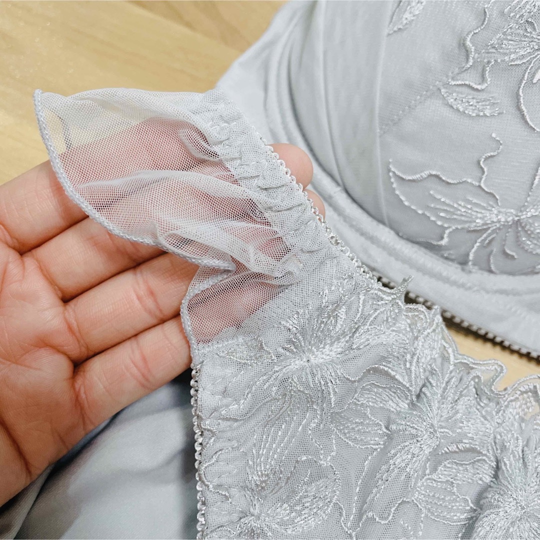 モテブラ　F75/L   グレー　花柄刺繍　上品 レディースの下着/アンダーウェア(ブラ&ショーツセット)の商品写真