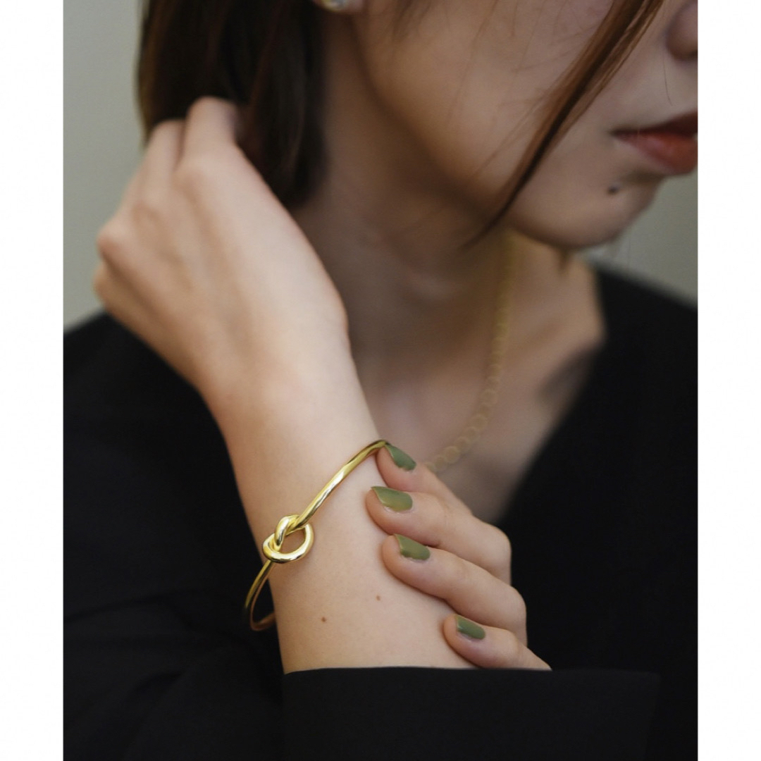 styiro(スタイロ)のstyiro ノットメタルバングル ゴールド レディースのアクセサリー(ブレスレット/バングル)の商品写真