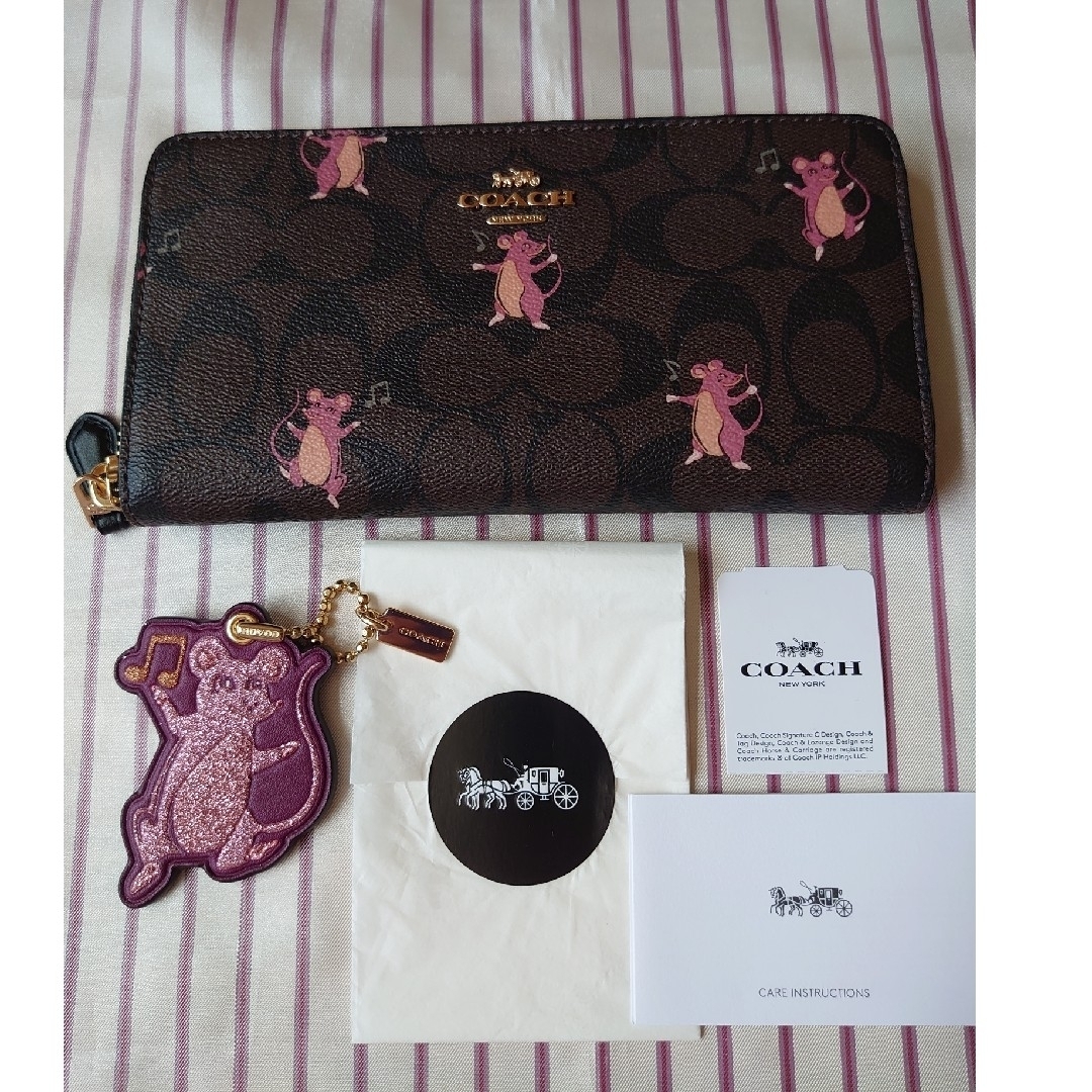 新品☆COACH(コーチ)ピンク チャーム付き レザー  折り財布