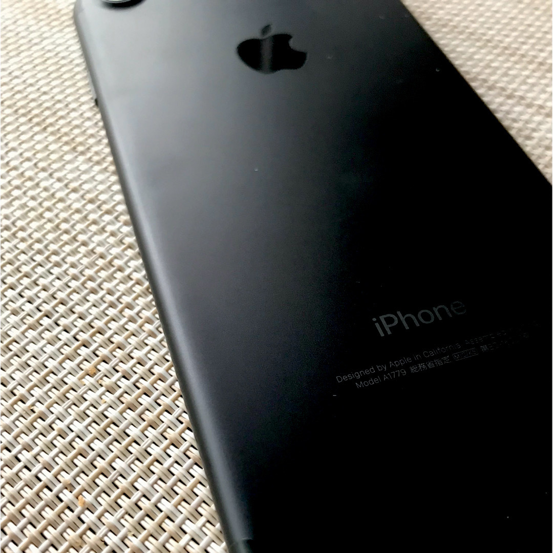 iPhone(アイフォーン)のiPhone 7 32GB ブラック SIMフリー　バッテリー交換済 スマホ/家電/カメラのスマートフォン/携帯電話(スマートフォン本体)の商品写真