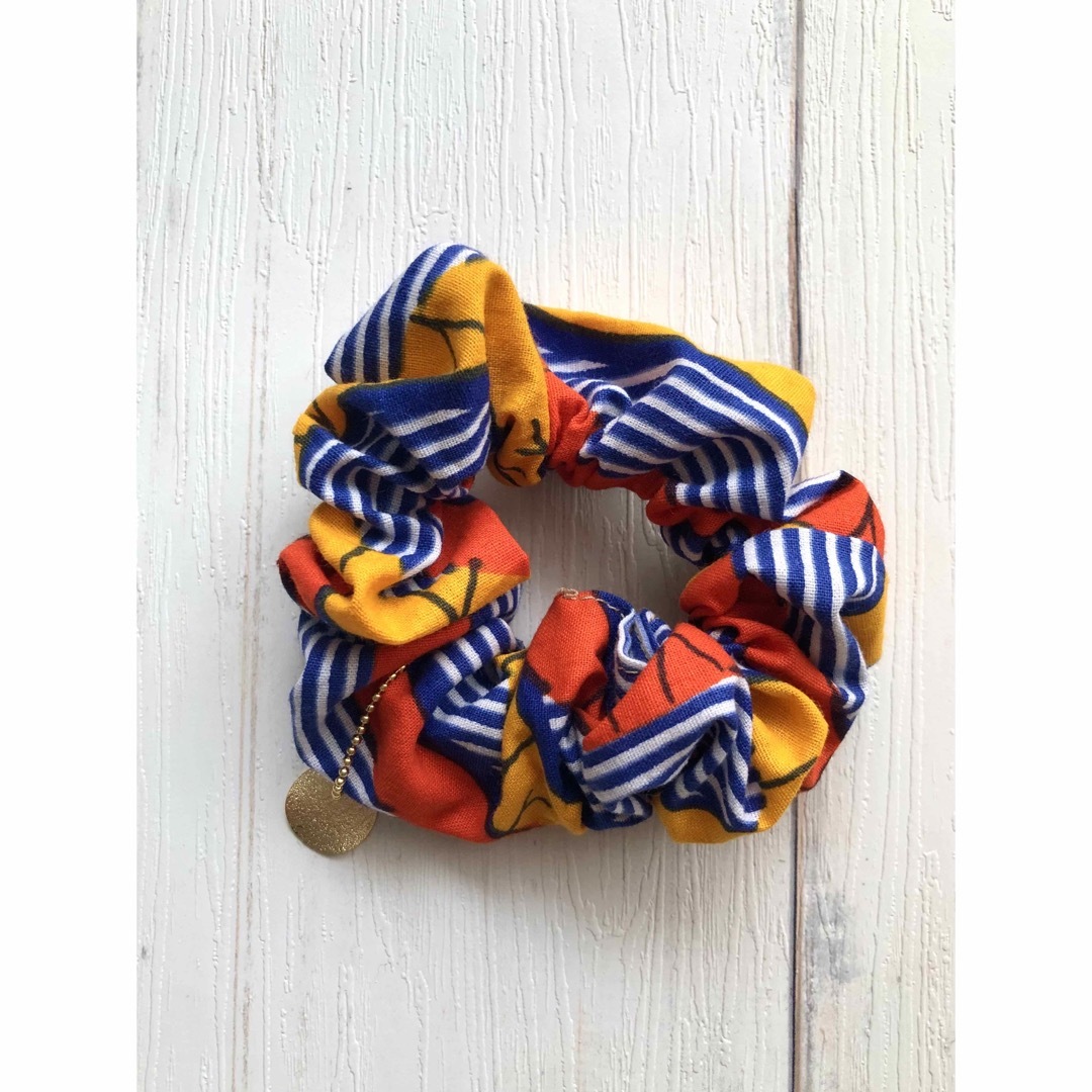 アフリカ布シュシュ　オレンジウェーブ柄 ハンドメイドのアクセサリー(ヘアアクセサリー)の商品写真
