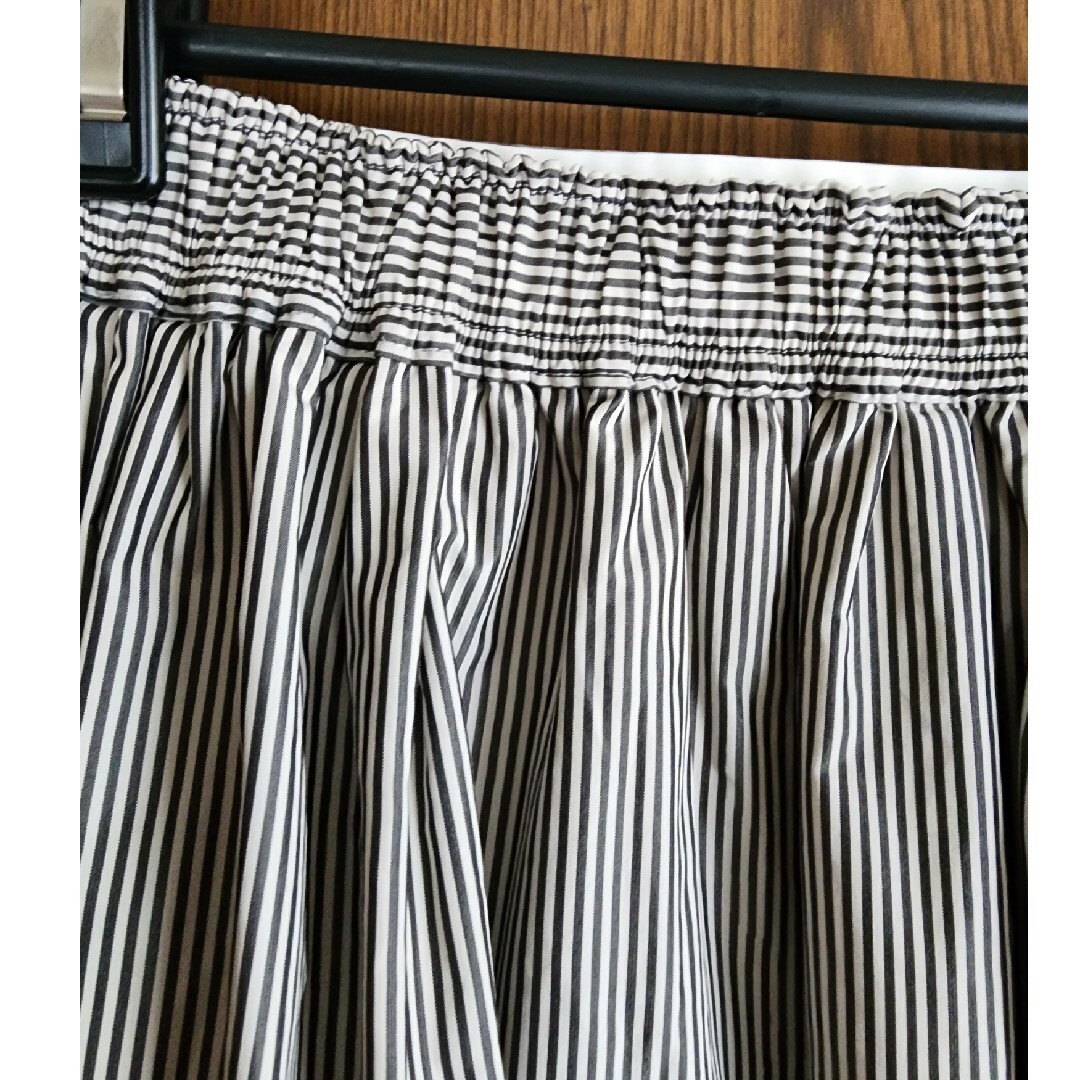 ストライプ&無地ホワイト リバーシブルスカート フレアースカート レディースのスカート(ひざ丈スカート)の商品写真