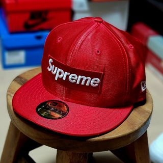 シュプリーム(Supreme)の★☆★supreme NewEra 赤サテン★☆★(キャップ)