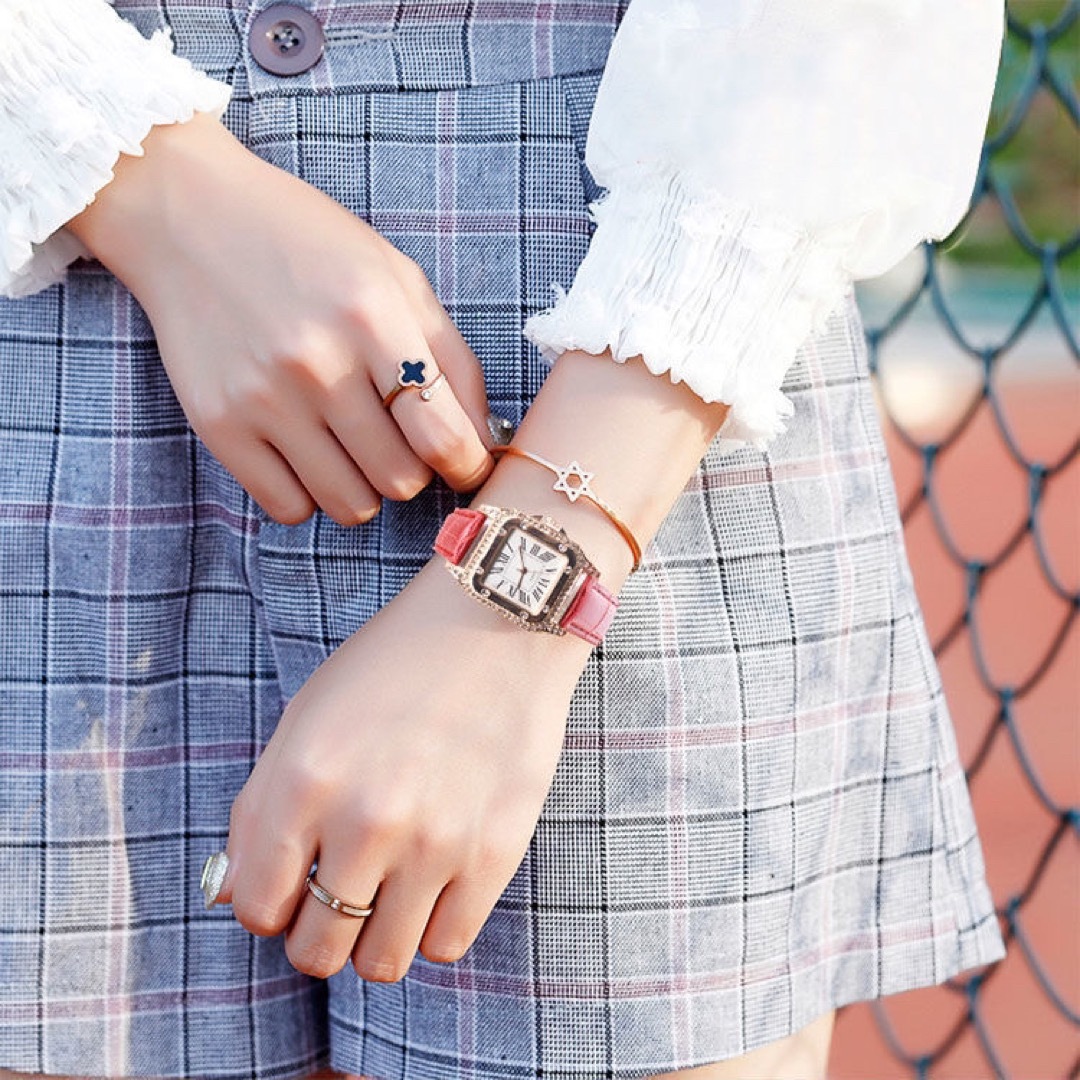 新品 レディース腕時計  ローマ数字　四角い　スワロフスキー　キラキラ［ピンク］ レディースのファッション小物(腕時計)の商品写真