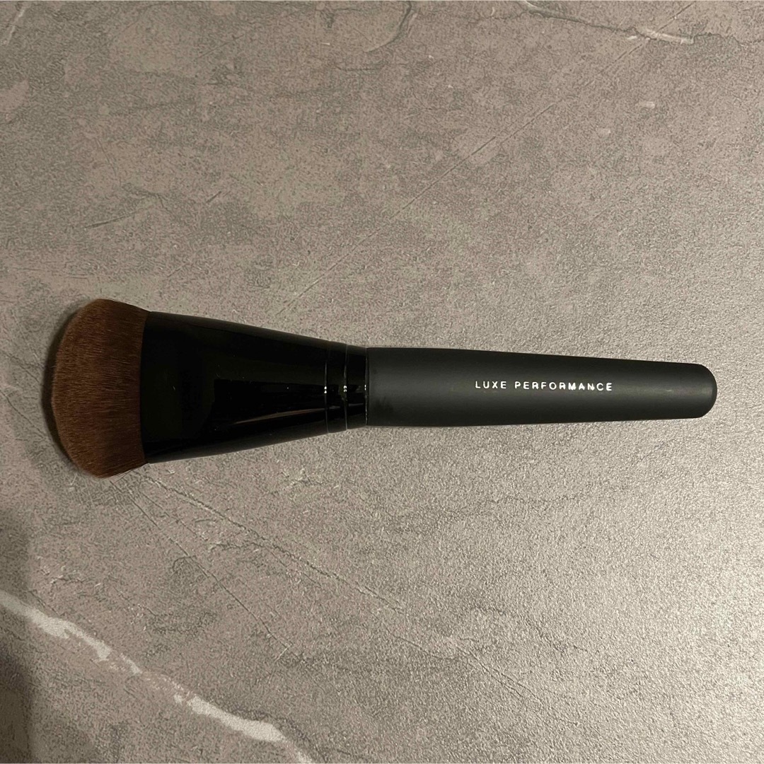 bareMinerals(ベアミネラル)のベアミネラル　ファンデーションブラシ コスメ/美容のメイク道具/ケアグッズ(チーク/フェイスブラシ)の商品写真