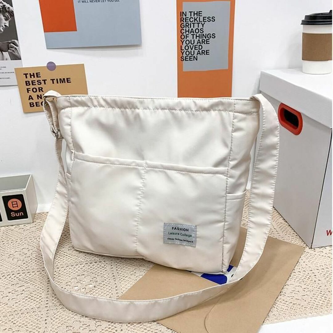 スクエアショルダーバッグ 白 ホワイト 男女兼用 ユニセックス レディースのバッグ(ショルダーバッグ)の商品写真