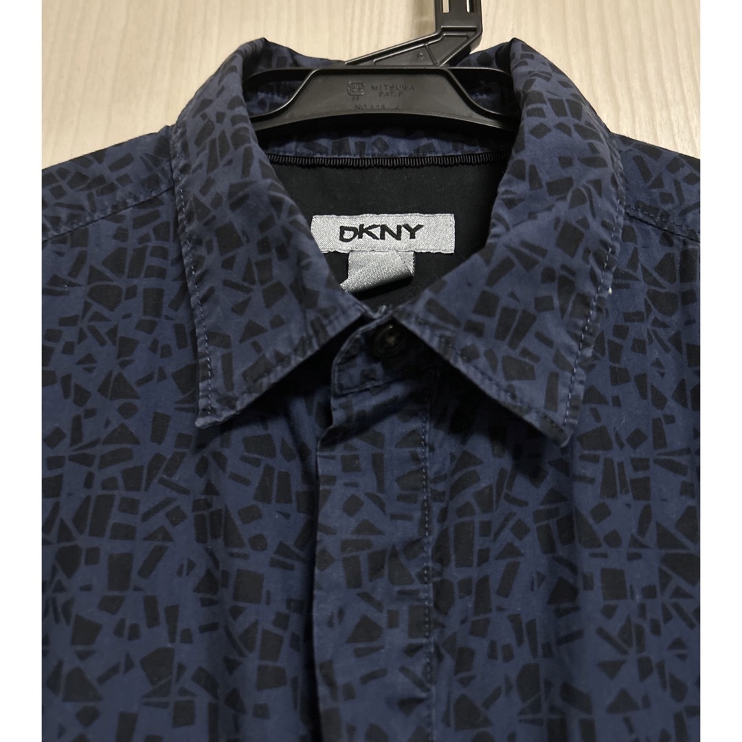 Donna Karan(ダナキャラン)のDKNY ダナキャラン メンズ シャツ 柄 ネイビー 半袖 夏 メンズのトップス(シャツ)の商品写真